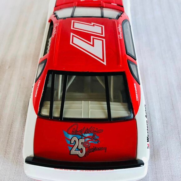 Racing Collectables 1984-1986 Darrell Waltrip Die Cast - Picture 5 of 9